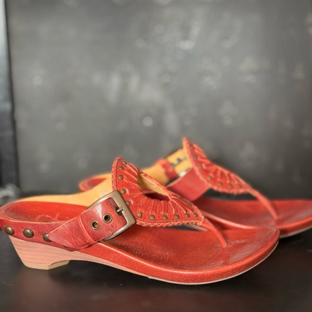 Frye Kitten Wedge Leather Studded Thong Sandal, Burnt Orange Size 8 Women - Picture 5 of 7